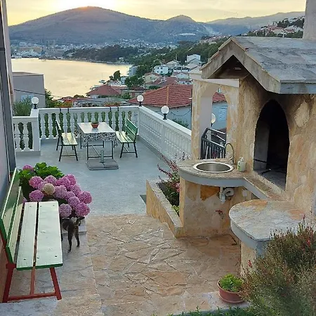 Gracia & Toni شقة