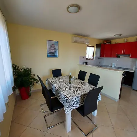 Gracia & Toni شقة تروغير