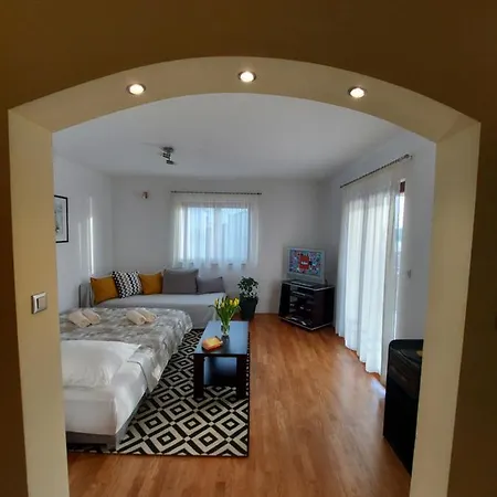 Gracia & Toni شقة تروغير